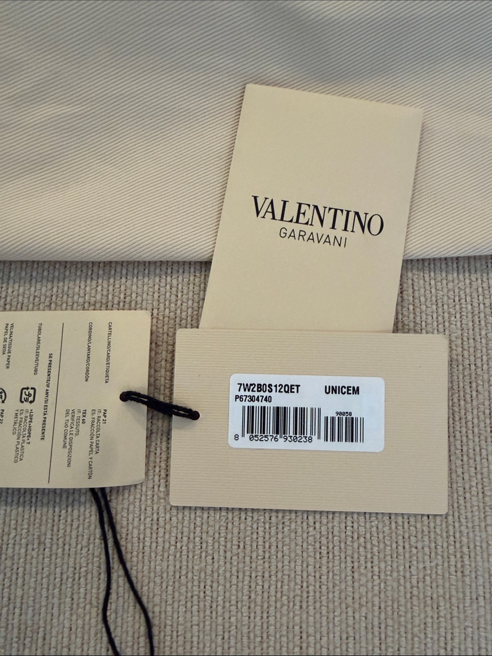 Valentino Garavani Two-Tone Crochet V Tote in Beige and Cream - Picture 2 of 7